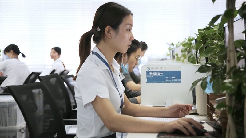 以下是一些上海地区代账公司的收费标准，仅供参考：